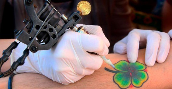 tatuador en proceso de tatuaje